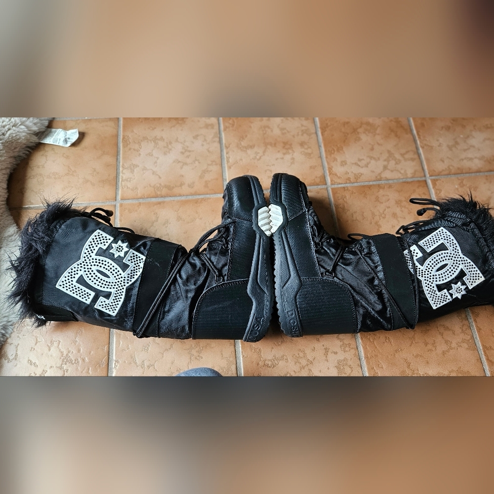 VTG DC Shoes Chalet SE 2.0 Black Snow Moon Boots Faux Fur Rhinestone Y2K - Picture 8 of 13